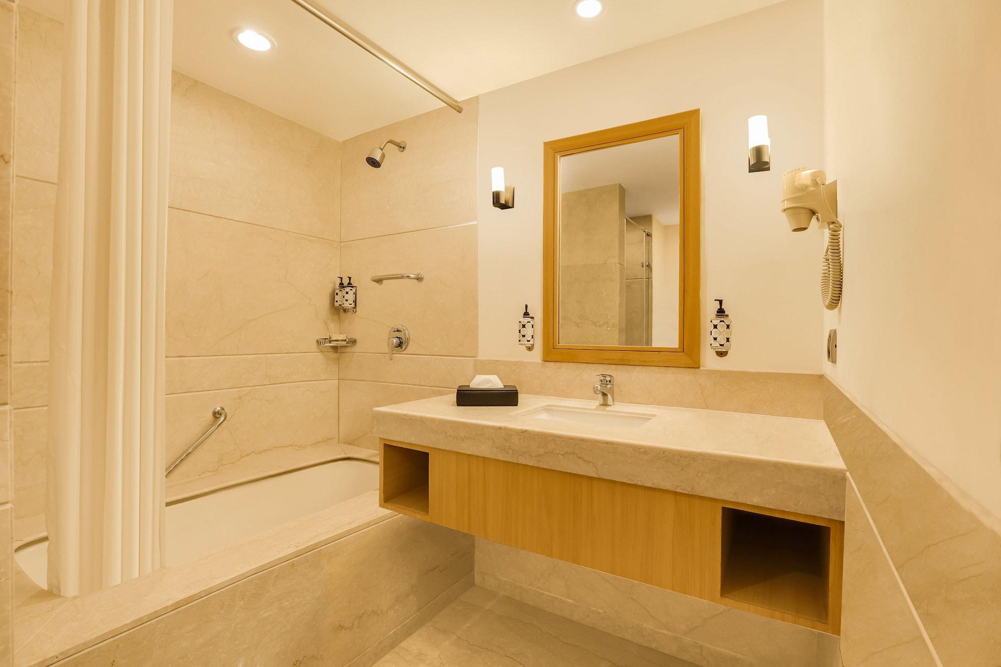 Lemon Tree Premier, Delhi Airport Otel Yeni Delhi Dış mekan fotoğraf Bathroom