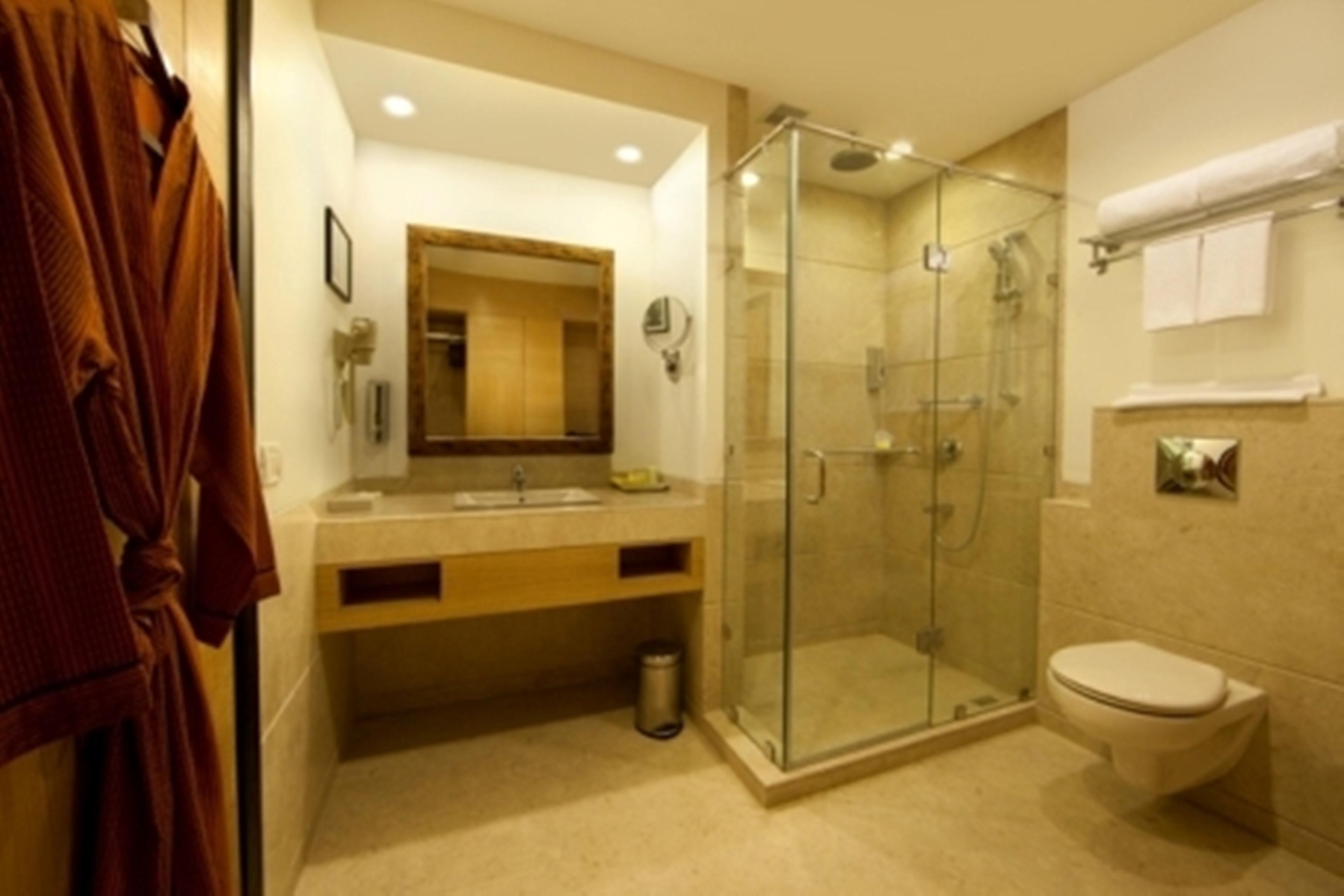 Lemon Tree Premier, Delhi Airport Otel Yeni Delhi Dış mekan fotoğraf A bathroom in a hotel