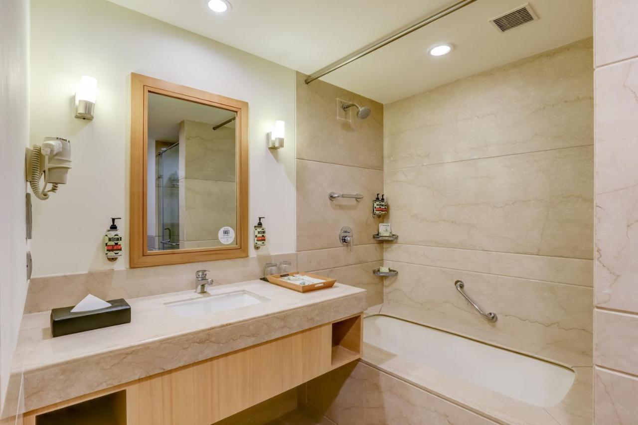 Lemon Tree Premier, Delhi Airport Otel Yeni Delhi Dış mekan fotoğraf Bathroom