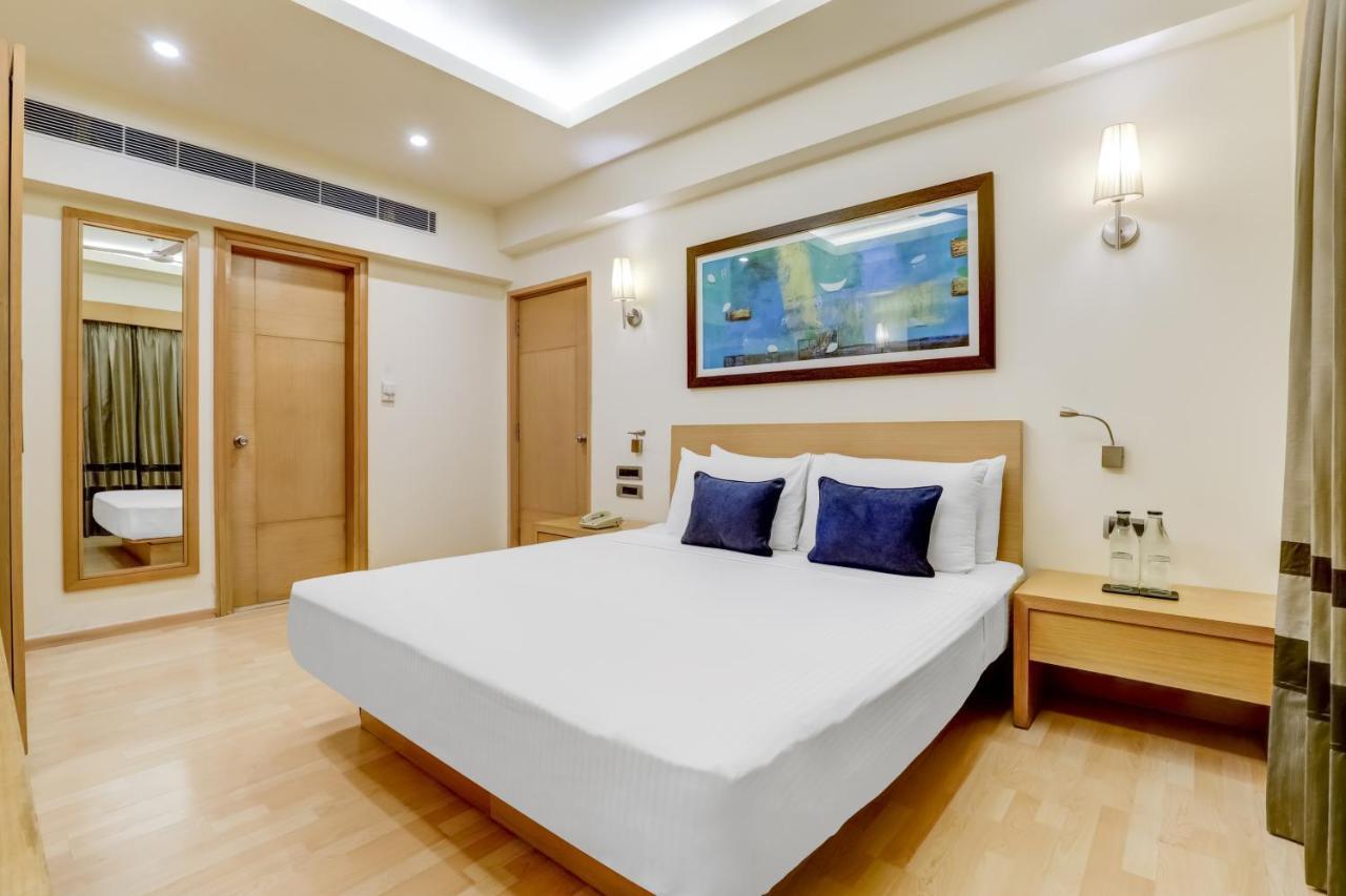 Lemon Tree Premier, Delhi Airport Otel Yeni Delhi Dış mekan fotoğraf A bedroom at the hotel