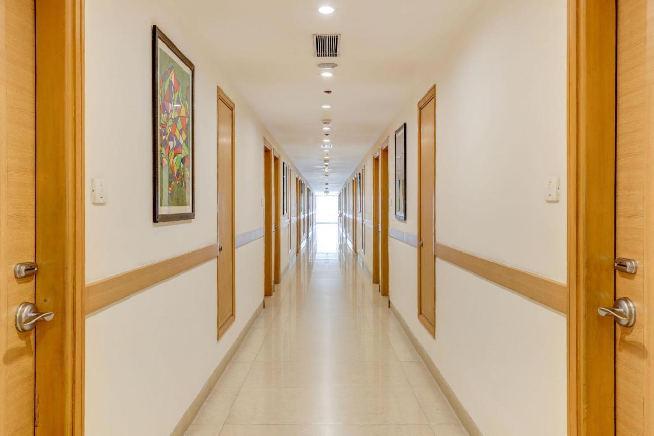 Lemon Tree Premier, Delhi Airport Otel Yeni Delhi Dış mekan fotoğraf A typical corridor at the school