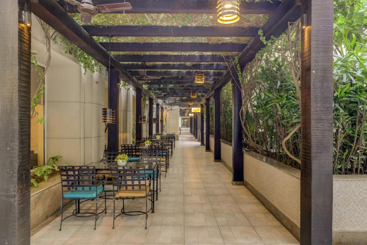 Lemon Tree Premier, Delhi Airport Otel Yeni Delhi Dış mekan fotoğraf The Pergola