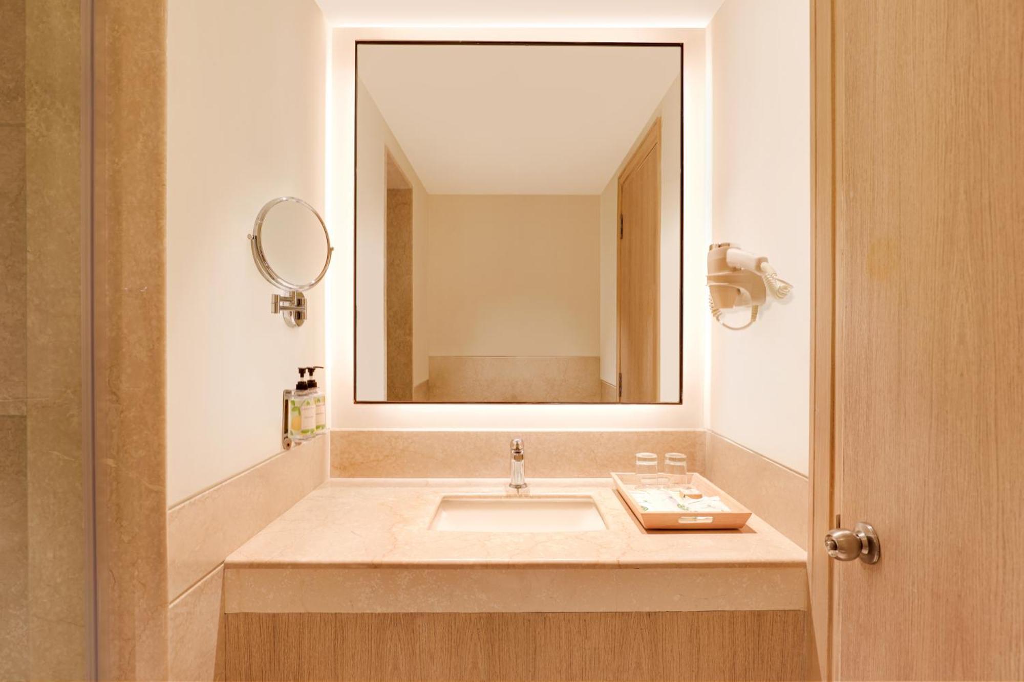 Lemon Tree Premier, Delhi Airport Otel Yeni Delhi Dış mekan fotoğraf Bathroom