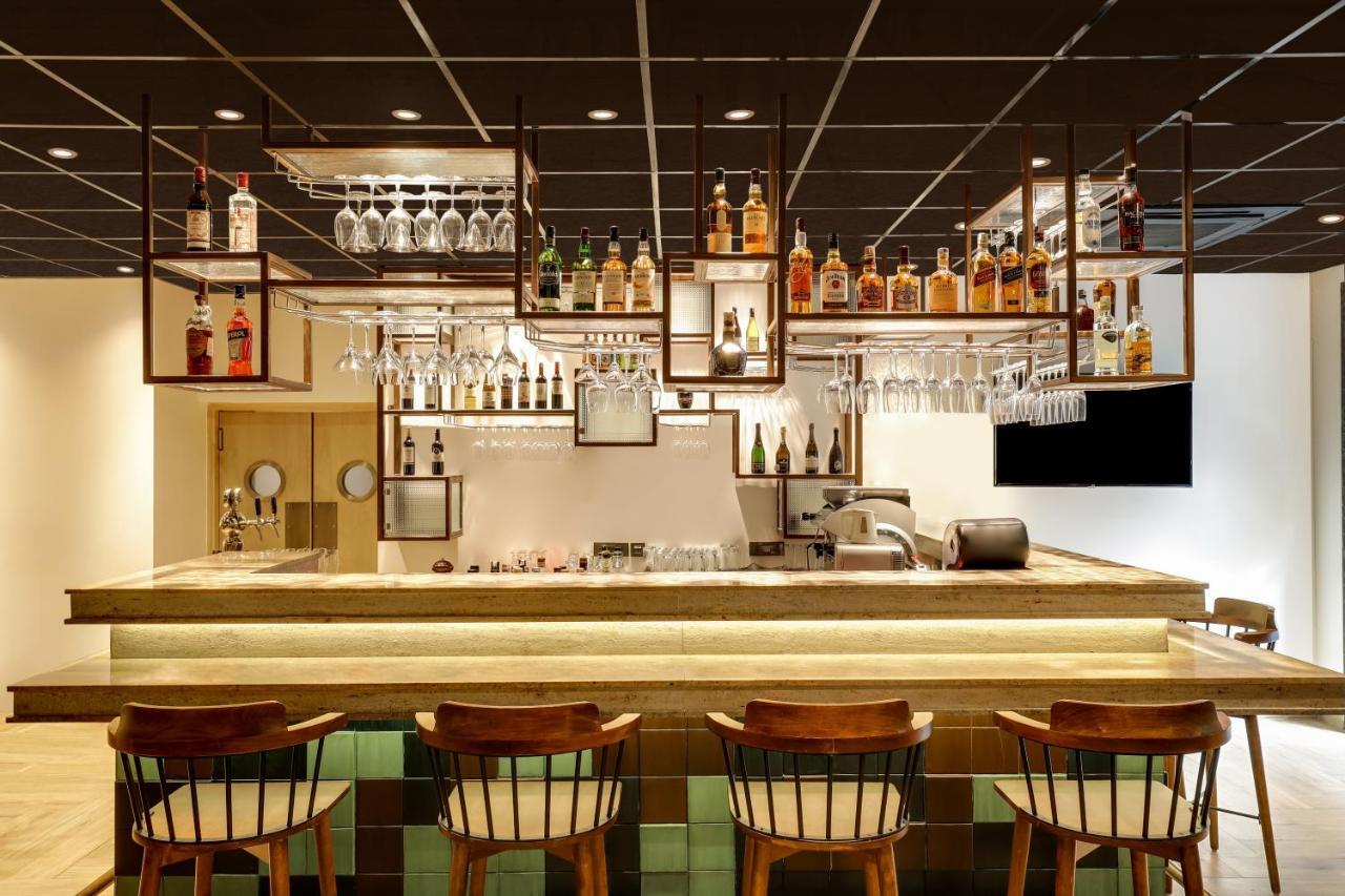 Lemon Tree Premier, Delhi Airport Otel Yeni Delhi Dış mekan fotoğraf A bar in Japan