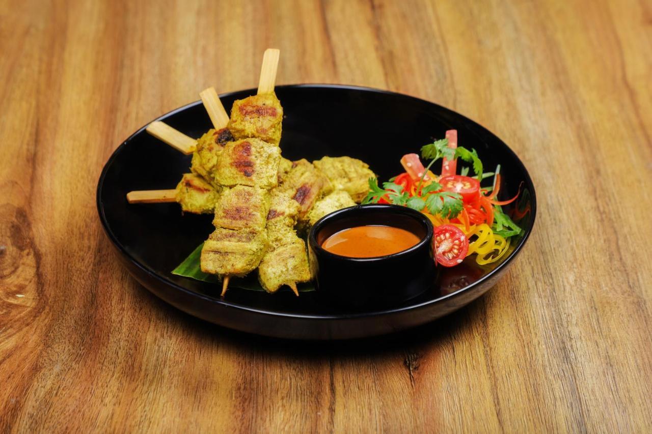 Lemon Tree Premier, Delhi Airport Otel Yeni Delhi Dış mekan fotoğraf Chicken Satay