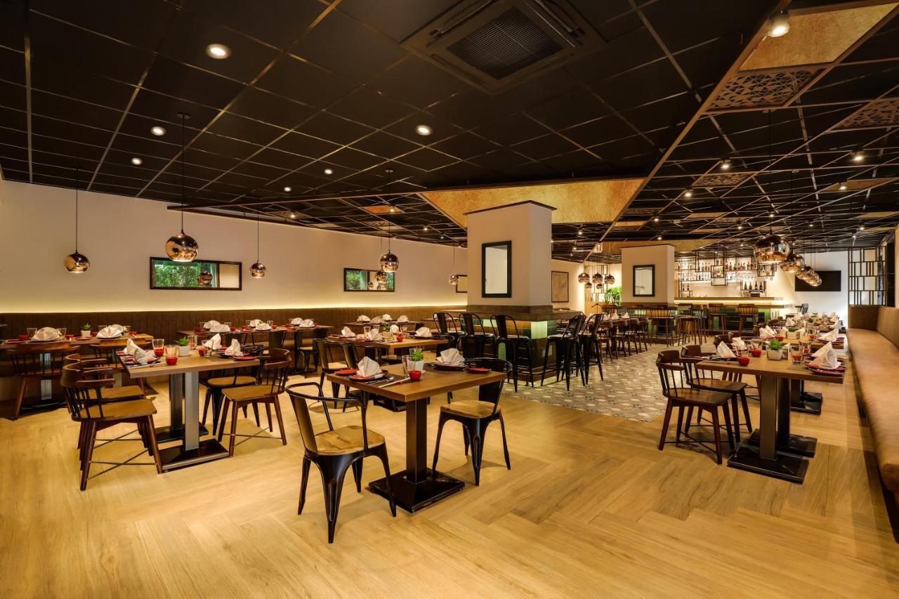 Lemon Tree Premier, Delhi Airport Otel Yeni Delhi Dış mekan fotoğraf Interior of a restaurant